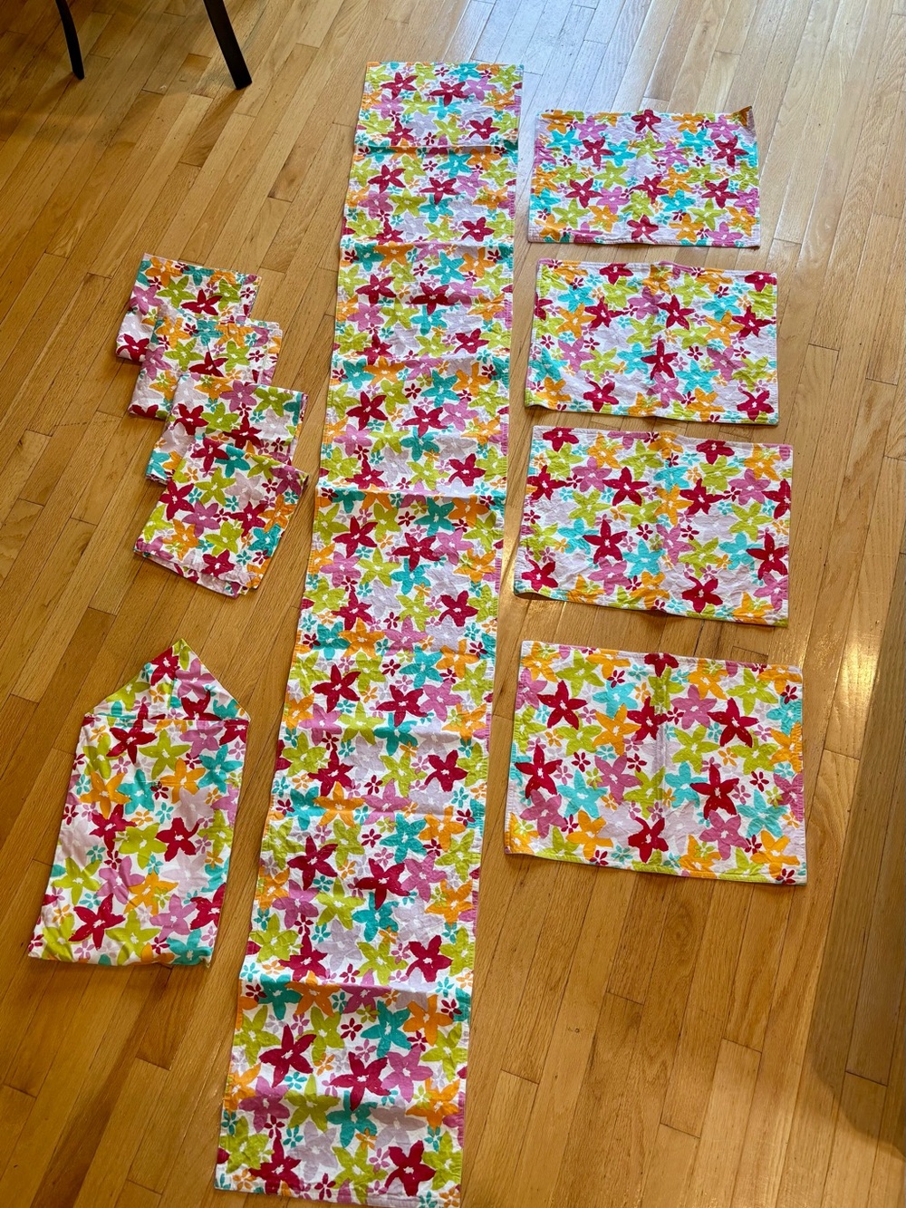 Table Runner, Placemat & Napkin Set w/ Bonus Gift